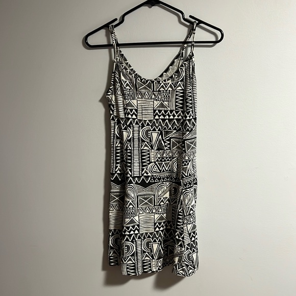 Billabong Summer Dress. Size small. Black/white Aztec a-line Vacation Beach - Picture 1 of 3